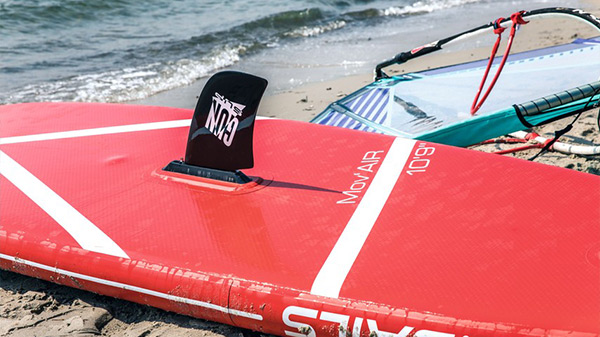 Aufblasbares SUP zum Stand Up Paddlen und Windsurfen mit Segel